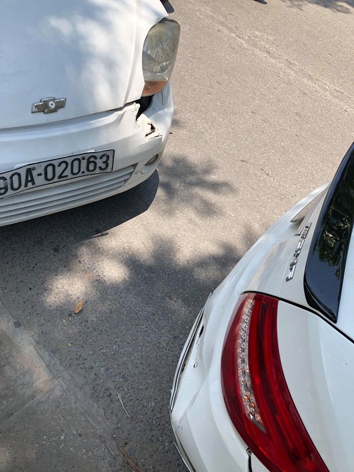 chu xe mercedes duoc ca ngoi vi bo qua vu va cham thiet hai toi 30 trieu
