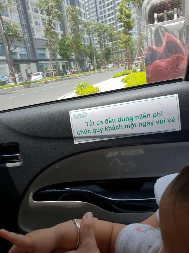 Tài xế Grab ở Sài Gòn khiến ai cũng muốn đi vì xe đầy ắp đồ ăn miễn phí tai xe grab khien ai cung muon di vi xe day ap do an mien phi