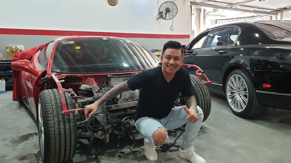 Siêu xe Ferrari 488 GTB của ca sĩ Tuấn Hưng chuẩn bị được khôi phục