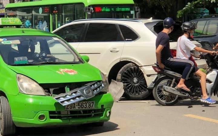 taxi va cham voi bentley ai dung