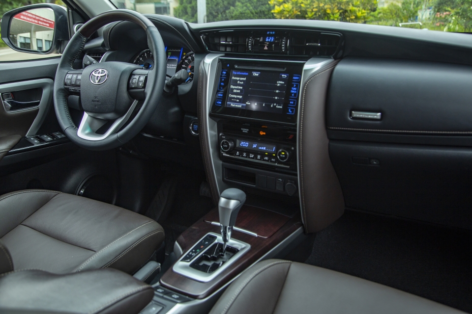 Toyota Việt Nam chính thức bán Fortuner lắp ráp trong nước: Tăng giá, thêm trang bị toyota viet nam chinh thuc ban ra fortuner lap rap trong nuoc tang gia them trang bi