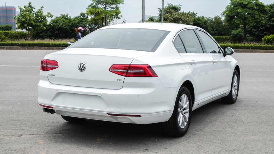 volkswagen passat giam gan 200 trieu dong van ken khach