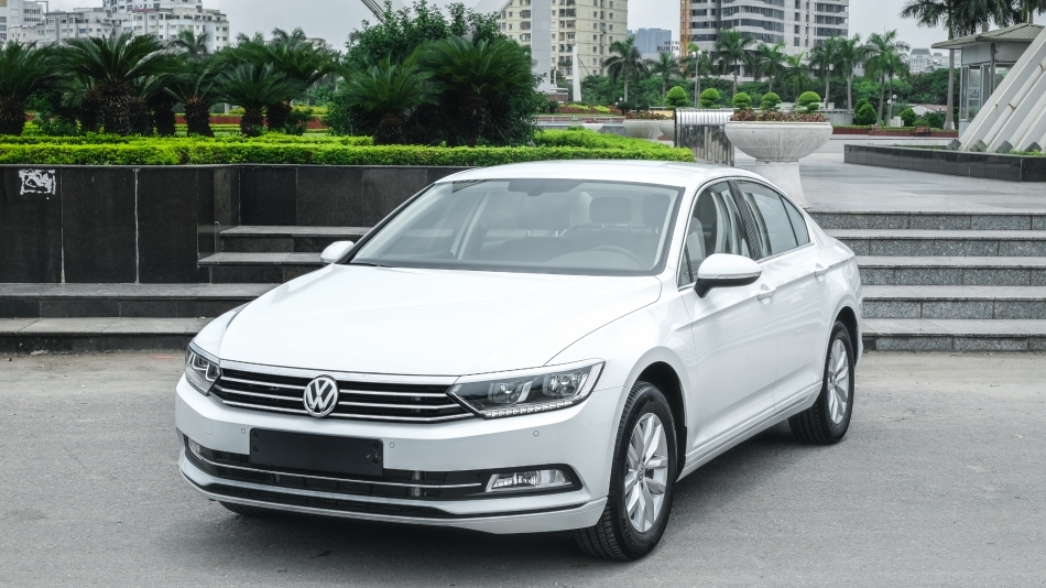 Volkswagen Passat giảm gần 200 triệu đồng vẫn kén khách