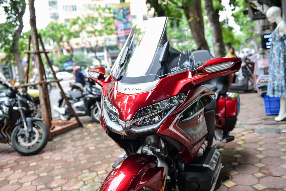 Chi tiết Honda Gold Wing 2018 phiên bản ly hợp kép và túi khí