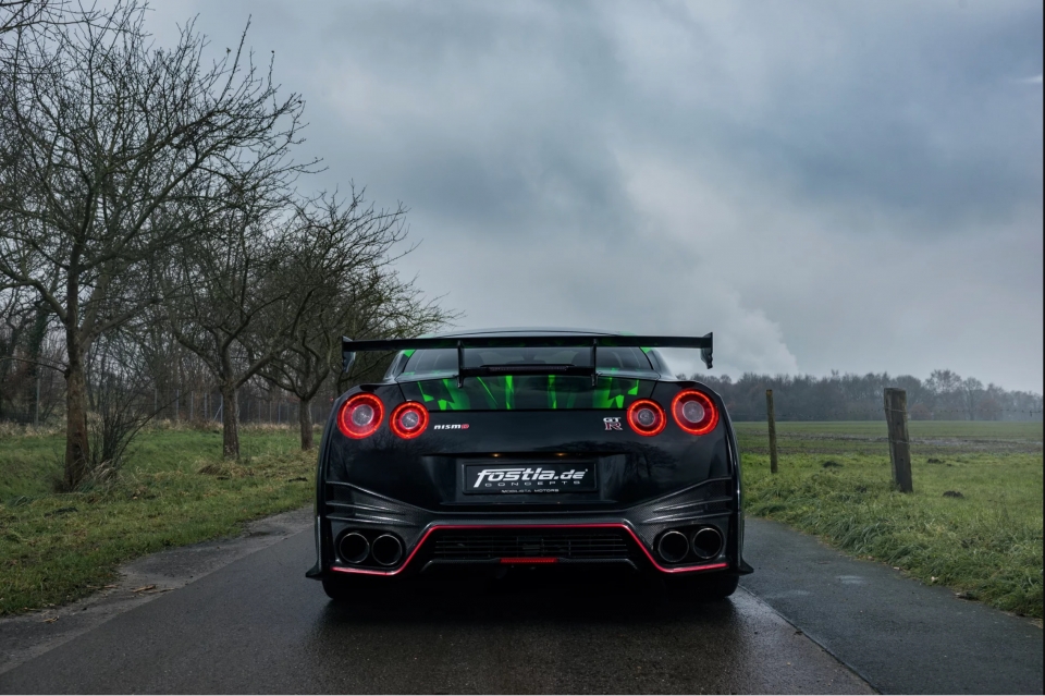 nissan gtr nismo noi bat voi mau sac la