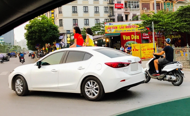 Ngồi trên nóc xe khi đang di chuyển nguy hiểm thế nào? ngoi tren noc xe khi dang di chuyen nguy hiem the nao