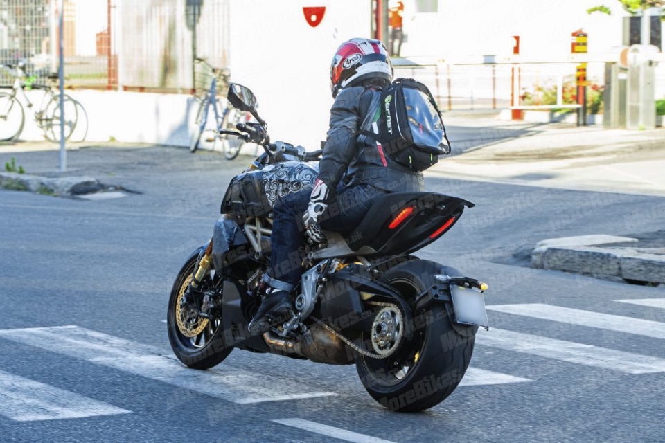 Ducati Diavel lộ ảnh chạy thử trên đường phố ducati diavel lo anh chay thu tren duong pho