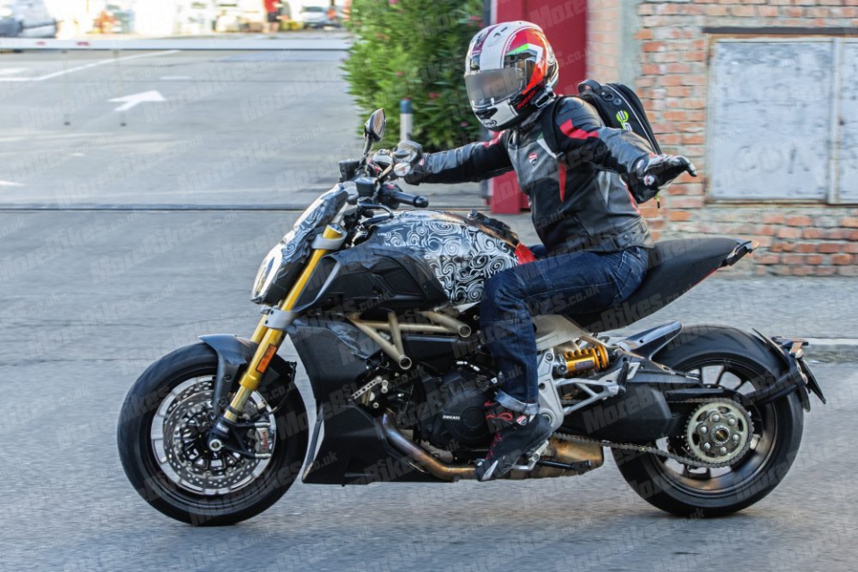 Ducati Diavel lộ ảnh chạy thử trên đường phố ducati diavel lo anh chay thu tren duong pho
