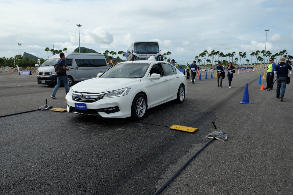 Bài thử độc đáo: Phanh chết với lốp Michelin đã mài gần nhẵn thín bai thu doc dao phanh chet voi lop michelin da mai gan nhan thin