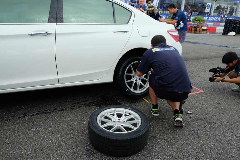 Bài thử độc đáo: Phanh chết với lốp Michelin đã mài gần nhẵn thín bai thu doc dao phanh chet voi lop michelin da mai gan nhan thin