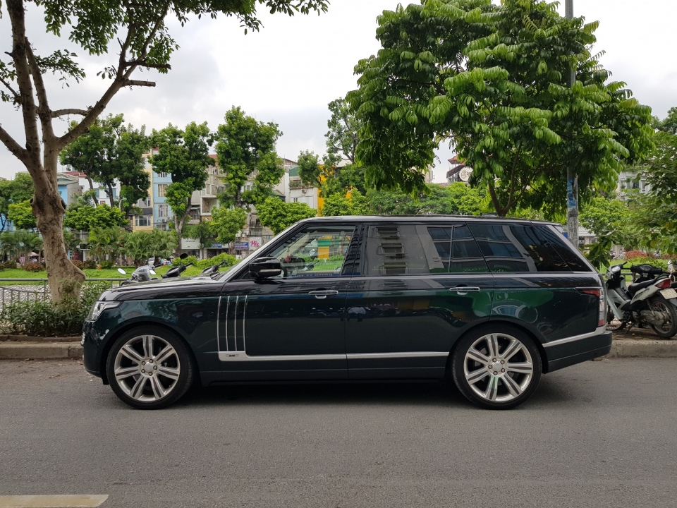 SUV sang Range Rover SVAutobiography màu độc bất ngờ xuất hiện trên đường phố Hà Nội suv sang range rover svautobiography mau doc bat ngo xuat hien tren duong pho ha noi