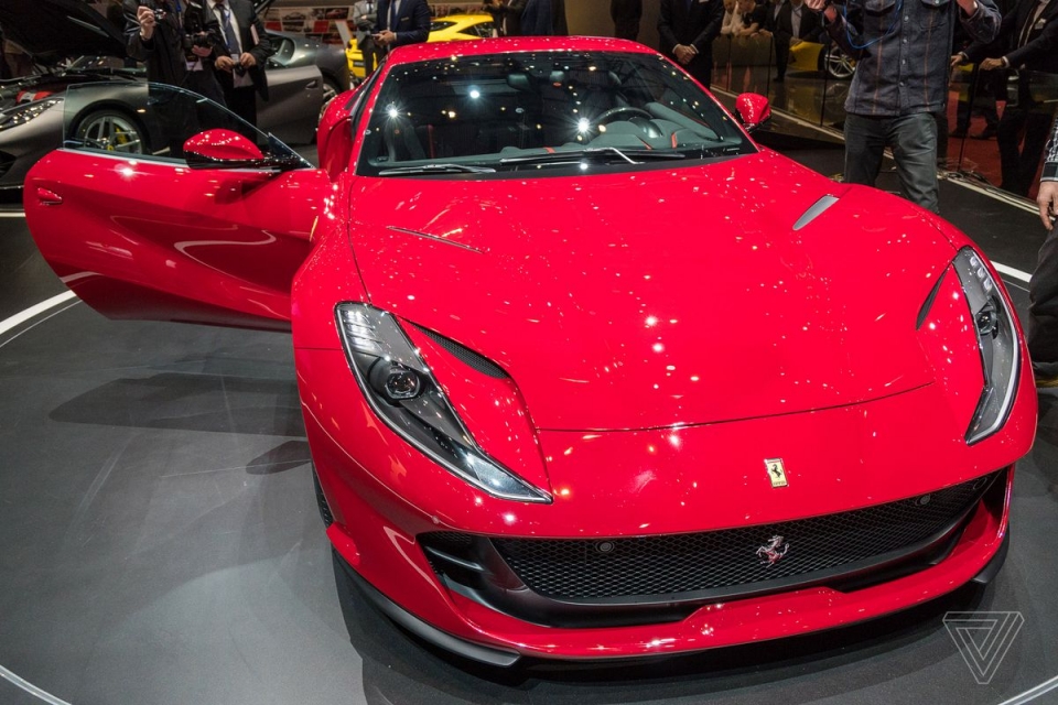 Ferrari lãi 80 nghìn USD mỗi xe, Tesla "lỗ chổng vó" ferrari lai nhieu nhat tren moi xe ban ra trong nganh cong nghiep o to