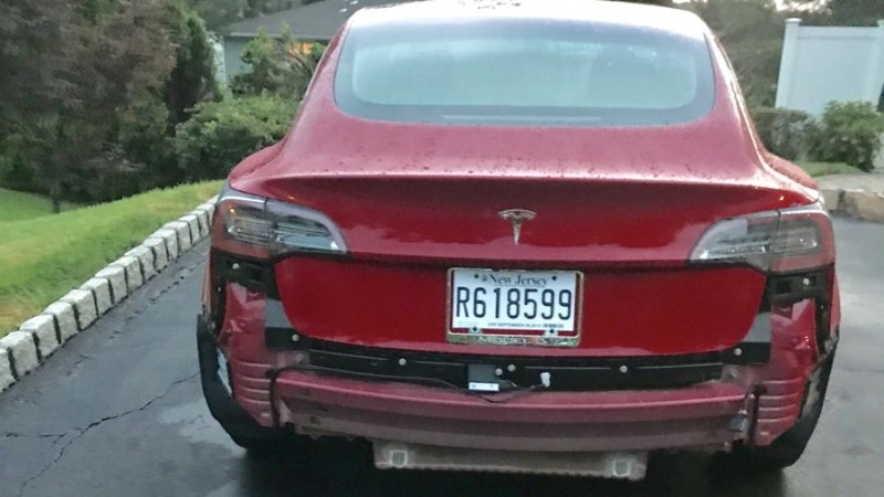 Tesla Model 3 bị lỗi ngớ ngẩn khi trời mưa tesla model 3 gap loi kho tin ve do ben