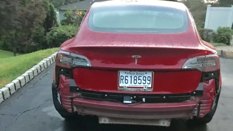 Tesla Model 3 bị lỗi ngớ ngẩn khi trời mưa