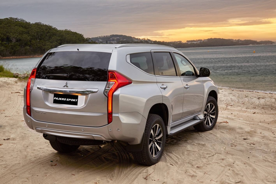 mitsubishi pajero sport bo sung ban may dau quyet dau toyota fortuner tai viet nam