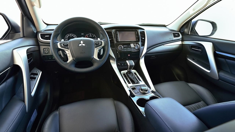 mitsubishi pajero sport bo sung ban may dau quyet dau toyota fortuner tai viet nam