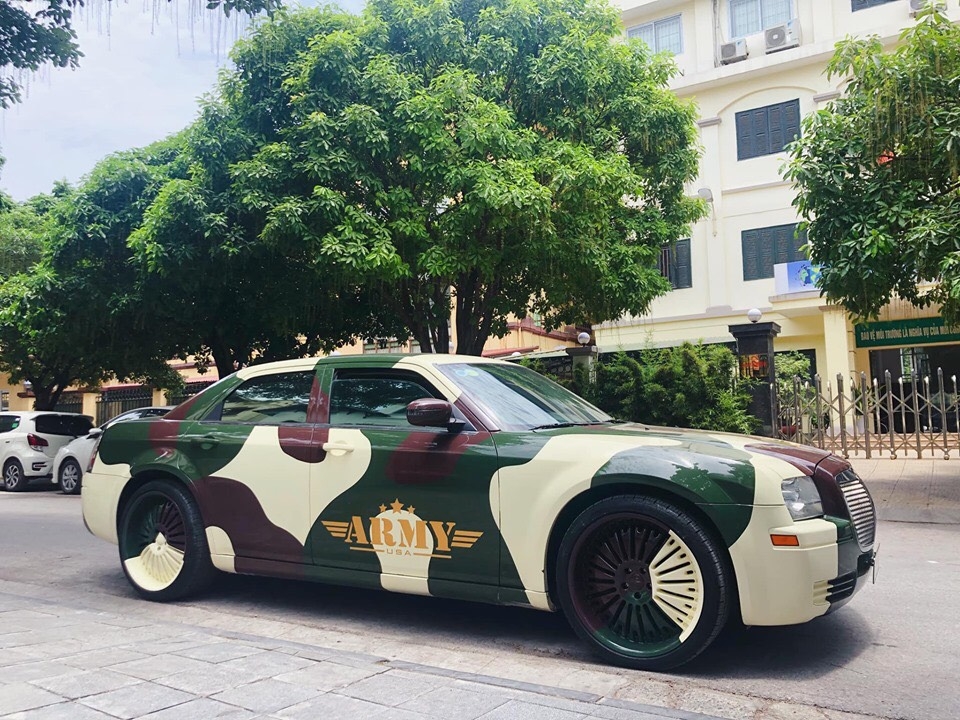 Chrysler 300C cũ độ camo độc nhất Việt Nam: Xe chơi dành cho người cá tính chrysler 300c cu do camo doc nhat viet nam xe choi danh cho nguoi ca tinh