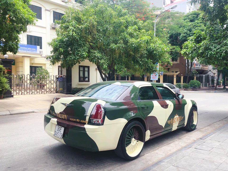 Chrysler 300C cũ độ camo độc nhất Việt Nam: Xe chơi dành cho người cá tính chrysler 300c cu do camo doc nhat viet nam xe choi danh cho nguoi ca tinh