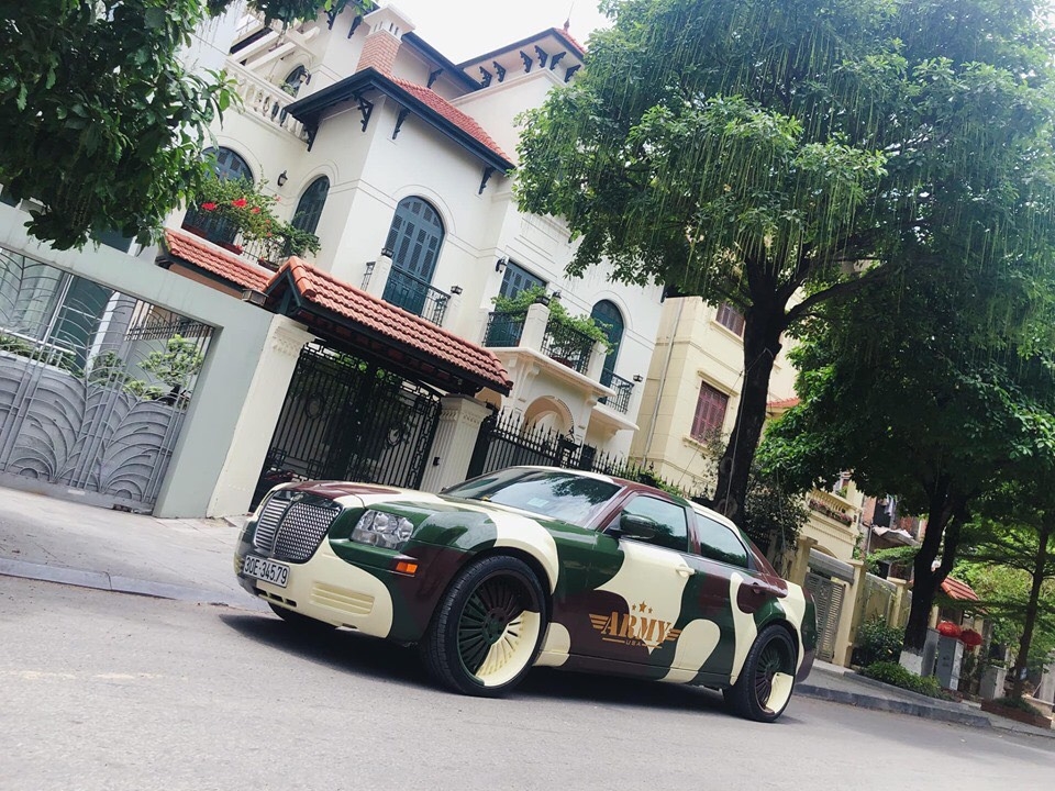 Chrysler 300C cũ độ camo độc nhất Việt Nam: Xe chơi dành cho người cá tính chrysler 300c cu do camo doc nhat viet nam xe choi danh cho nguoi ca tinh