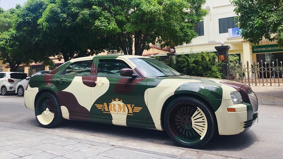 Chrysler 300C cũ độ camo độc nhất Việt Nam: Xe chơi dành cho người cá tính
