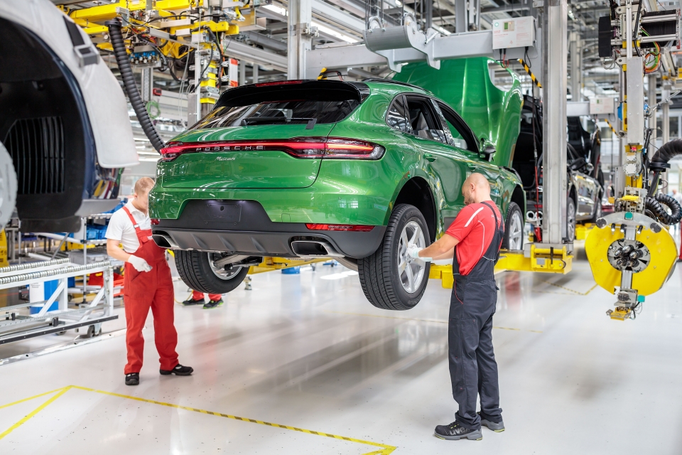 Chiếc Porsche Macan 2019 đầu tiên đã được xuất xưởng chiec porsche macan 2019 dau tien da duoc xuat xuong