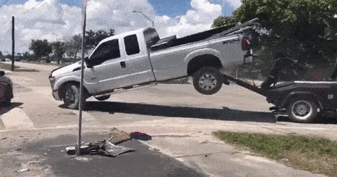 Ford F-150 đọ sức nảy lửa với xe cẩu của cảnh sát
