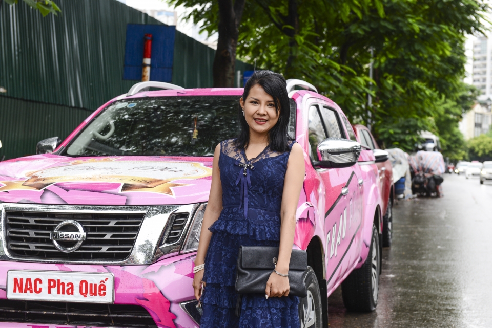chiem nguong chiec navara mau hong cuc chat cua 2 tay dua nu doi navara nac pha que