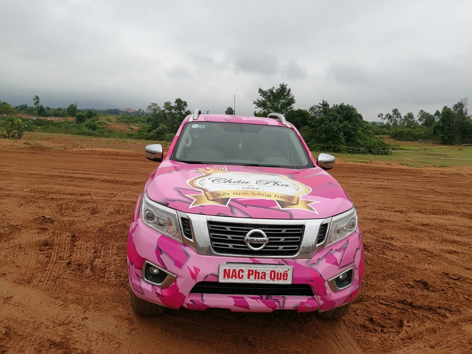 chiem nguong chiec navara mau hong cuc chat cua 2 tay dua nu doi navara nac pha que