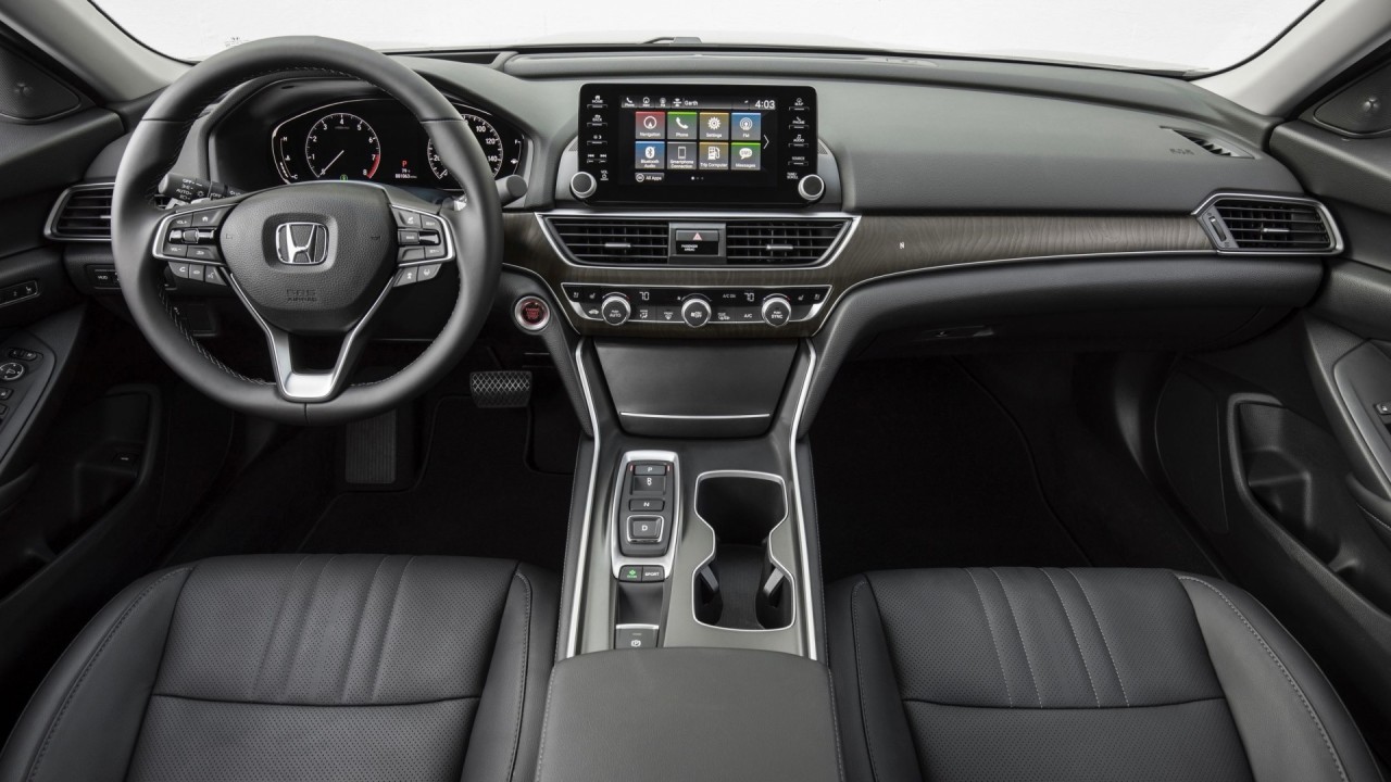 Chọn Honda Accord 2019 sắp về hay Toyota Camry? chon honda accord 2019 sap ve hay toyota camry
