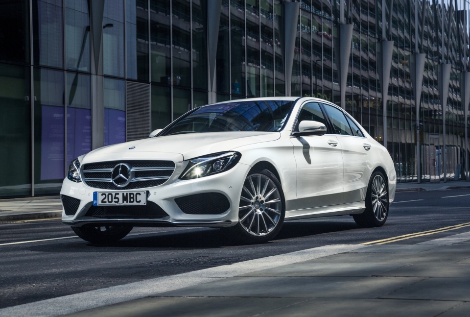 So sánh BMW 3-Series 2019 vừa ra mắt và Mercedes Benz C-Class so sanh noi ngoai that bmw 3 series 2019 vua ra mat va mercedes benz c class