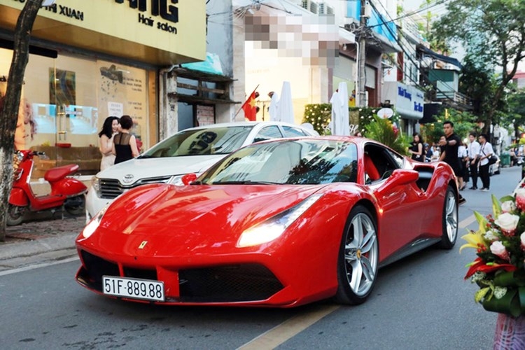 Siêu xe Ferrari 17 tỷ của Tuấn Hưng nát đầu vì tai nạn trên cao tốc Lào Cai sieu xe ferrari 17 ty cua tuan hung gap tai nan tham khoc o cao toc noi bai lao cai