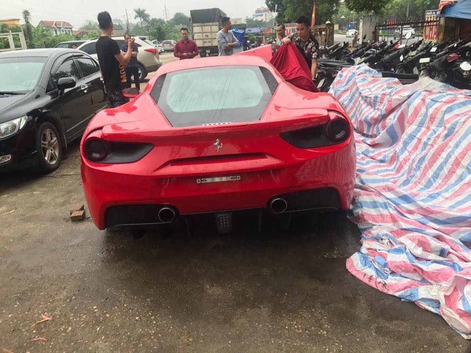 Siêu xe Ferrari 17 tỷ của Tuấn Hưng nát đầu vì tai nạn trên cao tốc Lào Cai sieu xe ferrari 17 ty cua tuan hung gap tai nan tham khoc o cao toc noi bai lao cai