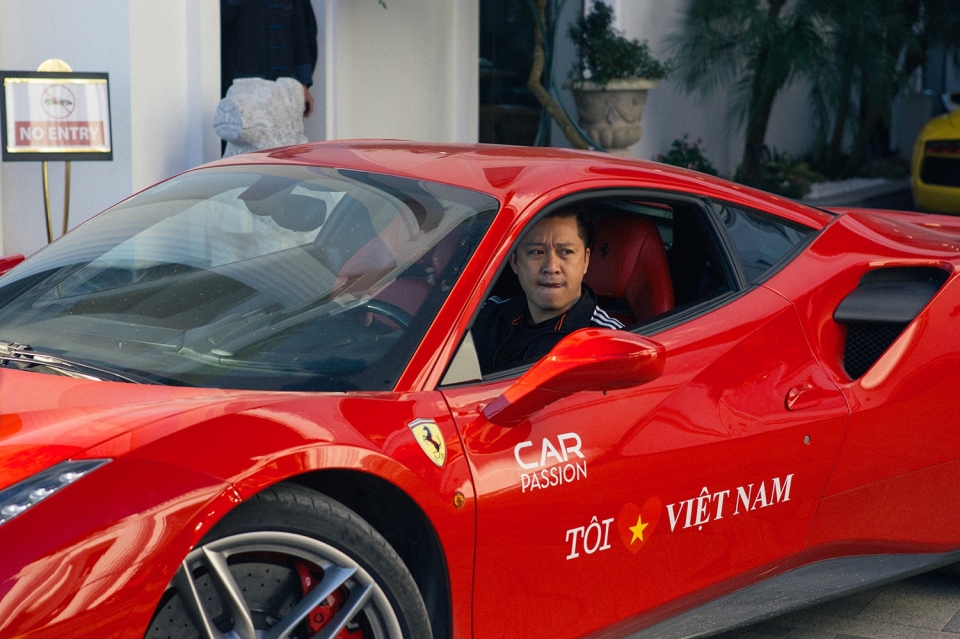 Siêu xe Ferrari 17 tỷ của Tuấn Hưng nát đầu vì tai nạn trên cao tốc Lào Cai sieu xe ferrari 17 ty cua tuan hung gap tai nan tham khoc o cao toc noi bai lao cai
