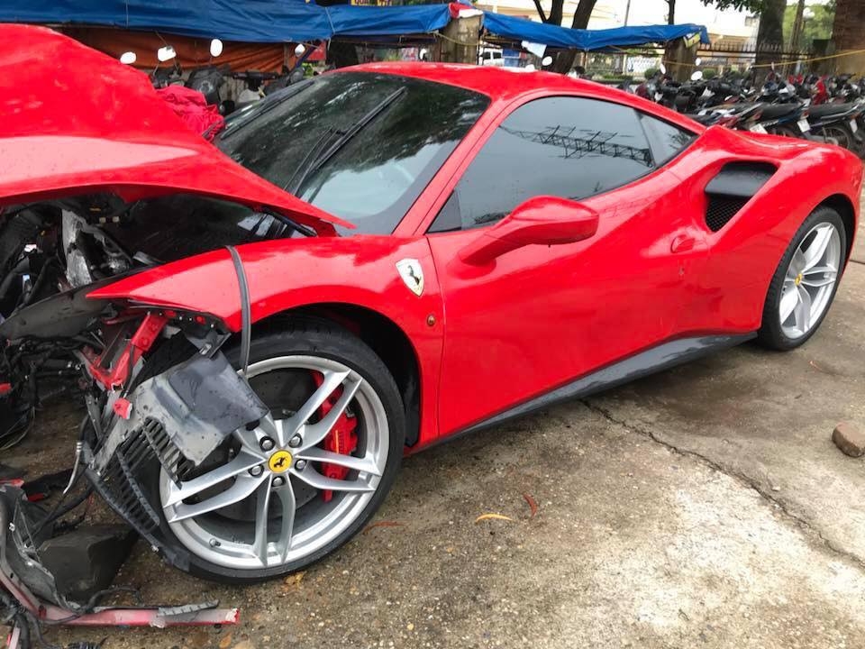 Ferrari 488GTB của Tuấn Hưng đâm nát đầu nhưng túi khí không bung dam nat ca dau nhung tui khi tren ferrari 488gtb cua tuan hung van khong bung