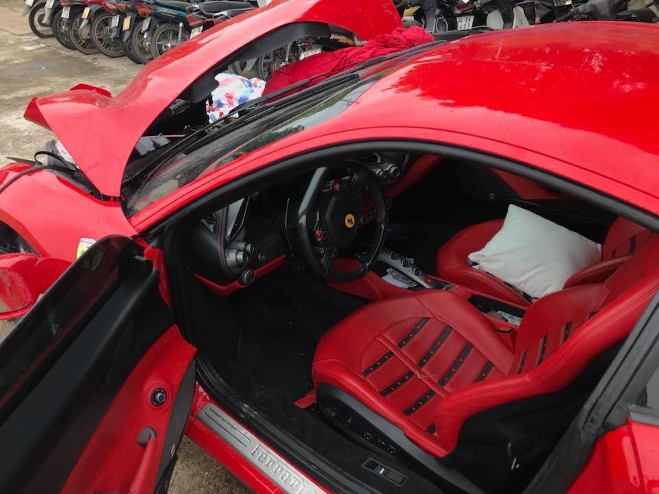 Ferrari 488GTB của Tuấn Hưng đâm nát đầu nhưng túi khí không bung dam nat ca dau nhung tui khi tren ferrari 488gtb cua tuan hung van khong bung