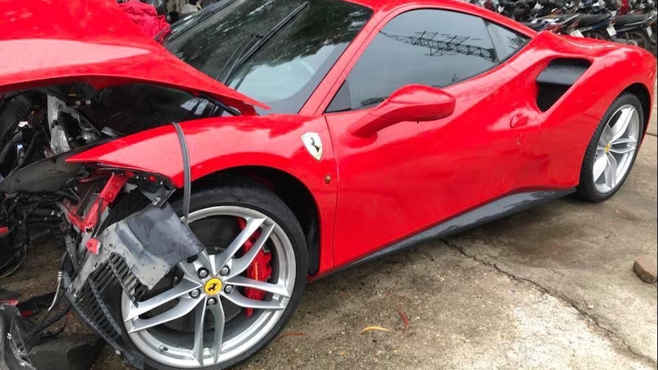 Ferrari 488GTB của Tuấn Hưng đâm nát đầu nhưng túi khí không bung