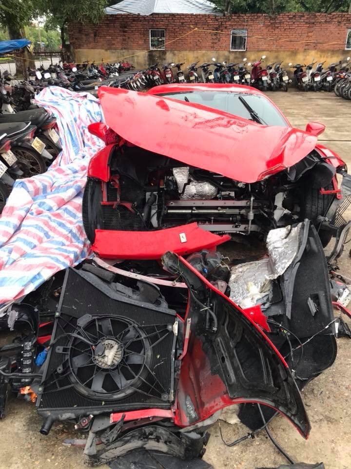 Ferrari 488GTB của Tuấn Hưng đâm nát đầu nhưng túi khí không bung dam nat ca dau nhung tui khi tren ferrari 488gtb cua tuan hung van khong bung