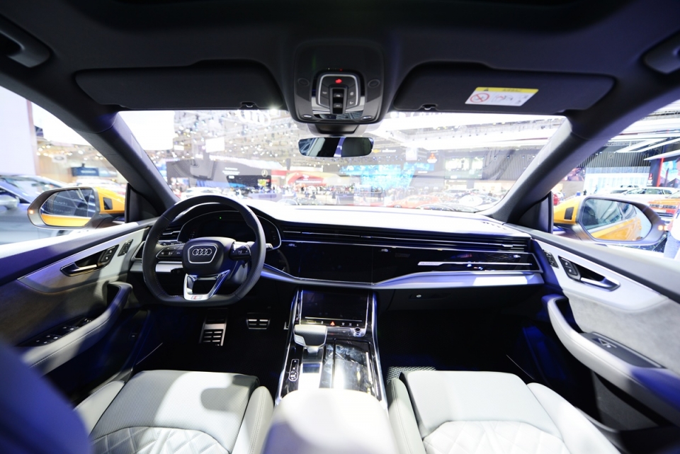 vms 2018 gian hang audi hut khach voi hai ngoi sao a7 sportback va q8