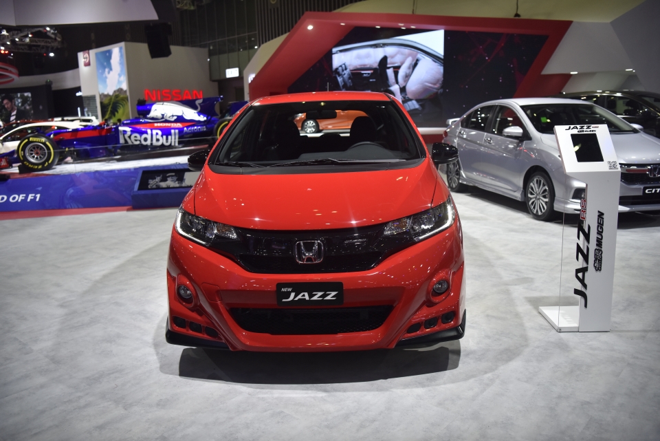 Gian hàng Honda hút mắt với xe đua F1 cùng hàng loạt xe độ body kit thể thao gian hang honda hut mat voi xe dua f1 cung hang loat xe do body kit the thao