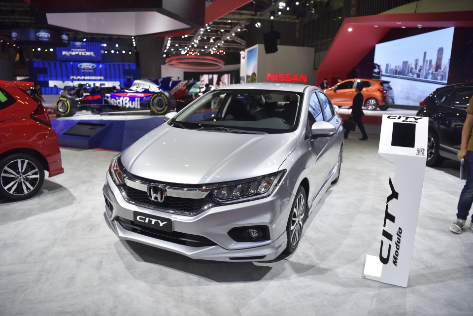 Gian hàng Honda hút mắt với xe đua F1 cùng hàng loạt xe độ body kit thể thao gian hang honda hut mat voi xe dua f1 cung hang loat xe do body kit the thao