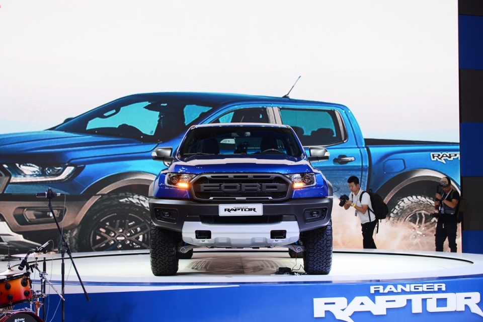Bán tải Ford Ranger Raptor giá gần 1,2 tỷ đồng có gì đặc biệt? ban tai ford ranger raptor gia gan 12 ty dong co gi dac biet