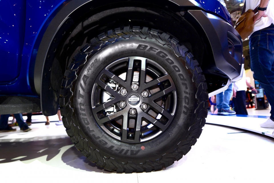 Bán tải Ford Ranger Raptor giá gần 1,2 tỷ đồng có gì đặc biệt? ban tai ford ranger raptor gia gan 12 ty dong co gi dac biet