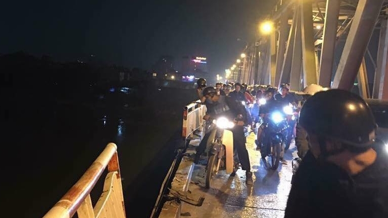 Ô tô lao thẳng từ cầu Chương Dương xuống sông Hồng