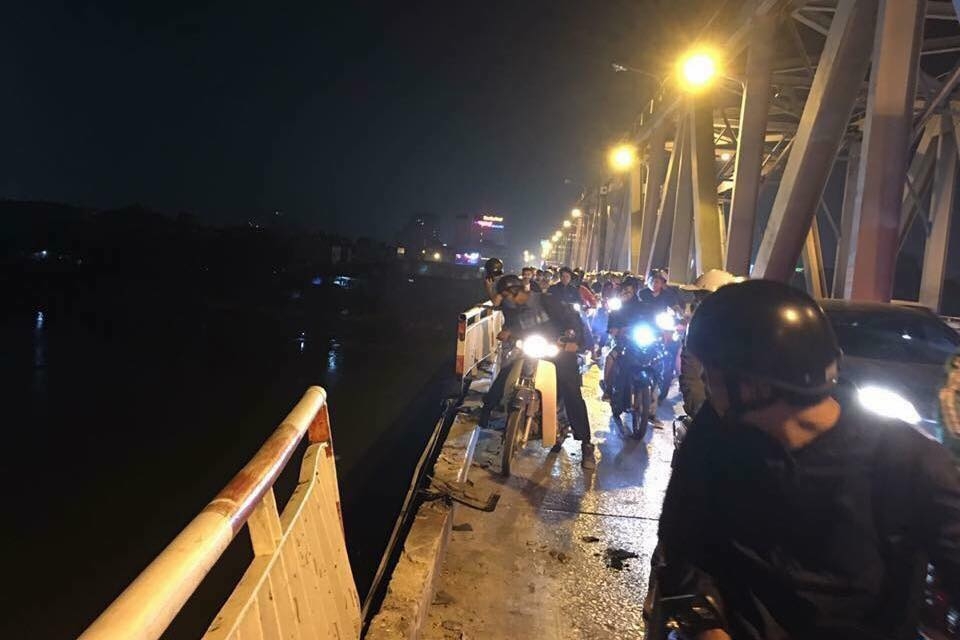 Ô tô lao thẳng từ cầu Chương Dương xuống sông Hồng dap nham chan ga o to lao thang tu cau chuong duong xuong song