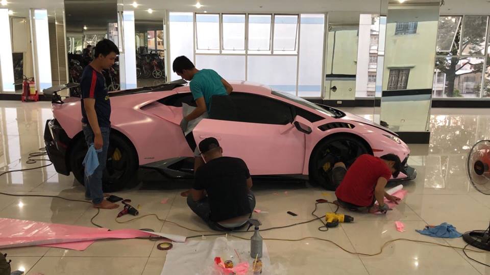 dai gia bac lieu khoac ao mau hong nu tinh cho lamborghini huracan