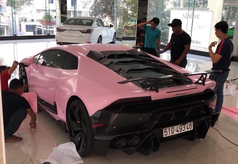 dai gia bac lieu khoac ao mau hong nu tinh cho lamborghini huracan