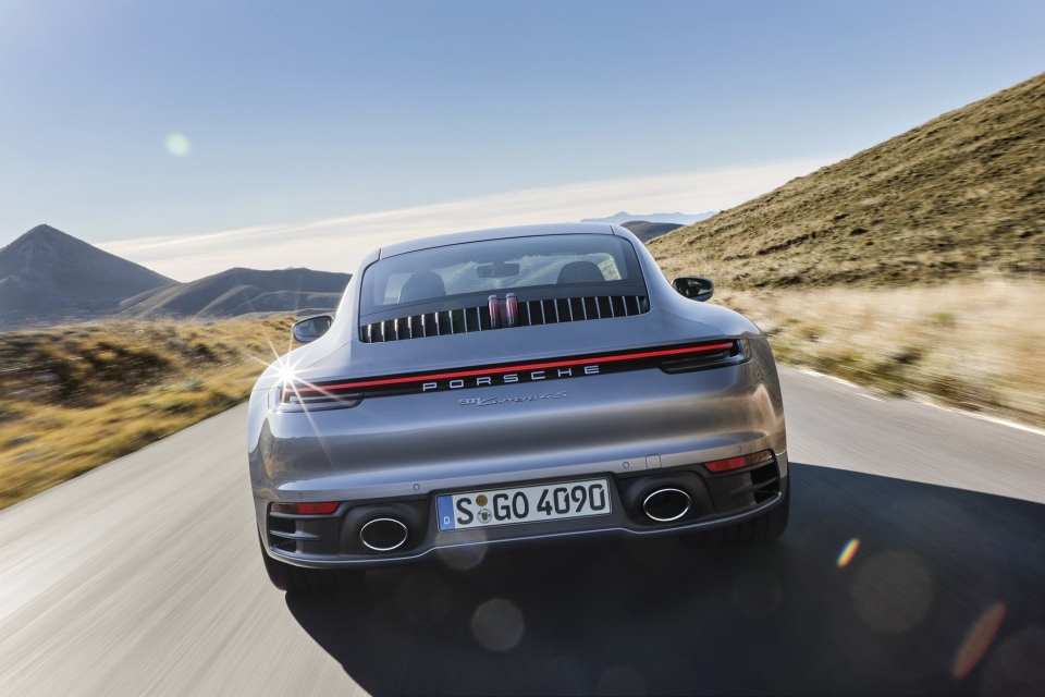 porsche 911 the he moi trinh lang thay doi tinh te dong co manh me hon