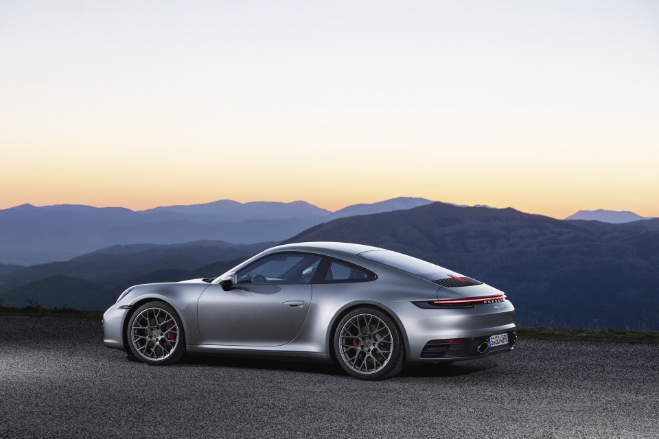 porsche 911 the he moi trinh lang thay doi tinh te dong co manh me hon