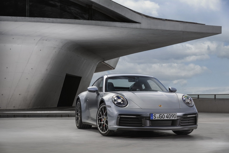 porsche 911 the he moi trinh lang thay doi tinh te dong co manh me hon