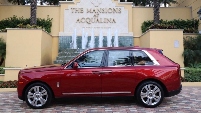 Mua biệt thự được tặng cả Rolls-Royce và Lamborghini